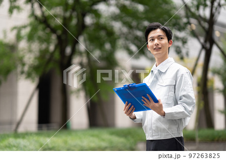 作業服を着た男性 97263825