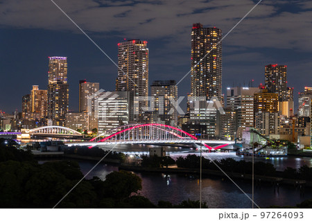 《東京都》タワーマンション群の夜景・東京ベイエリア 《東京都》タワーマンション群の夜景・東京ベイエリア 97264093