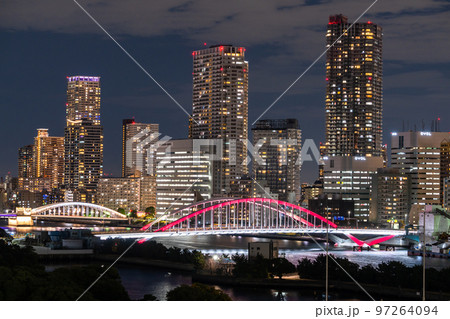 《東京都》タワーマンション群の夜景・東京ベイエリア 97264094