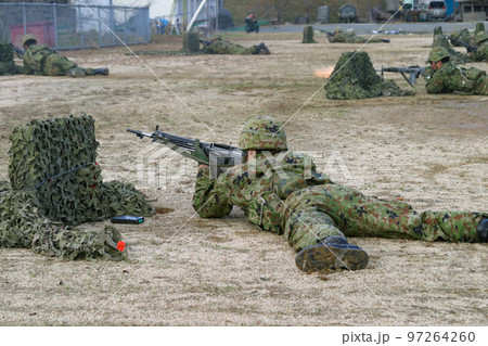 遮蔽物の影から射撃する陸上自衛隊員 97264260