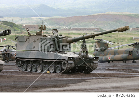 展示される陸上自衛隊の自走榴弾砲 97264265