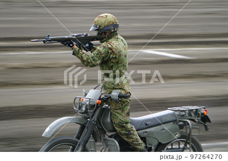 車上射撃する陸上自衛隊の偵察隊員 97264270
