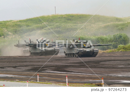 前進する陸上自衛隊の90式戦車小隊 前進する陸上自衛隊の90式戦車小隊 97264273
