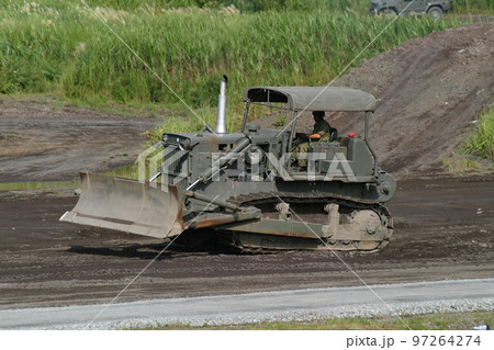 整地作業中の陸上自衛隊ブルドーザー 97264274