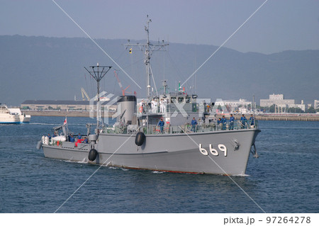 入港する海上自衛隊の掃海艇 入港する海上自衛隊の掃海艇 97264278