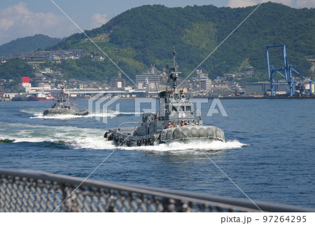 接近してくる海上自衛隊の曳船 97264295
