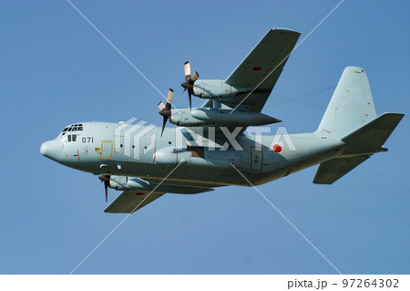 飛行する航空自衛隊の輸送機C-130H 97264302