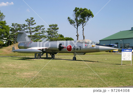 用途廃止展示される航空自衛隊の戦闘機F-104J 97264308
