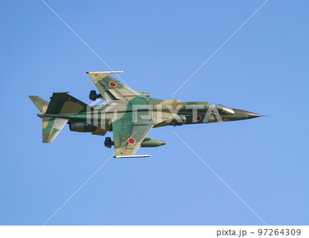 飛行する航空自衛隊の戦闘機F-1 飛行する航空自衛隊の戦闘機F-1 97264309