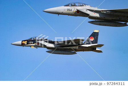 飛行する航空自衛隊の戦闘機F-15DJ 飛行する航空自衛隊の戦闘機F-15DJ 97264311