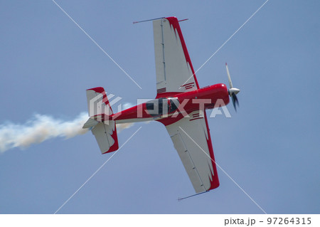 アクロバット飛行する航空機 97264315
