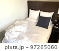 ホテルにあるセミダブルベッド 97265060