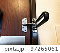 ホテルの扉の室内ロック 97265061
