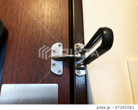 ホテルの扉の室内ロック 97265061