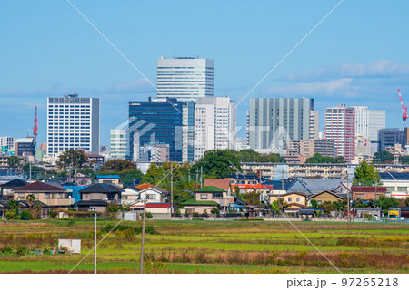 さいたま新都心 ビル群 住宅 田畑 住み分け 秋の風景 さいたま新都心 ビル群 住宅 田畑 住み分け 秋の風景 97265218