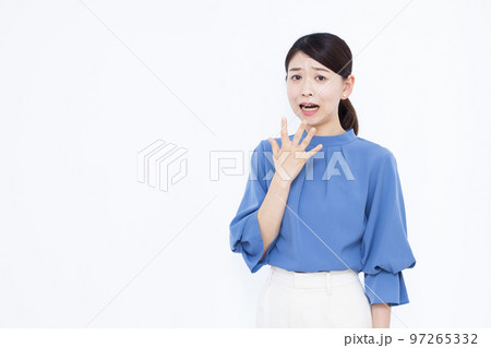 びっくりしている30代のビジネスウーマン びっくりしている30代のビジネスウーマン 97265332