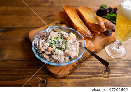 豆のツナマヨ和えとトースト 97265696