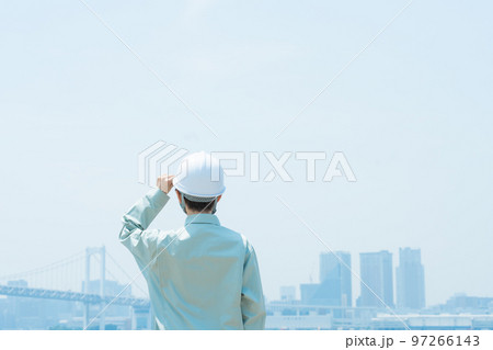 都会で働く作業員（作業服・作業着・スタッフ・建築・建設・仕事） 97266143