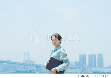 都会で働く作業員（作業服・作業着・スタッフ・建築・建設・仕事） 97266147