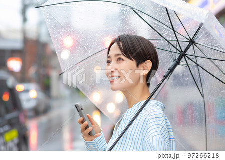 女性　雨　傘　スマートフォン 97266218