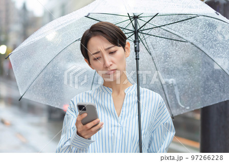 女性　雨　傘　スマートフォン 97266228