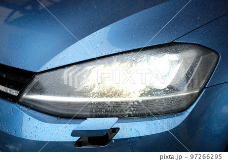 ヘッドライトウォッシャーを使用したヘッドライト 97266295