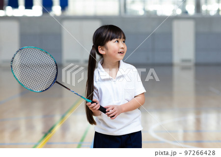 バドミントンを楽しむ子供 97266428