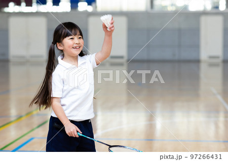 バドミントンを楽しむ子供 97266431