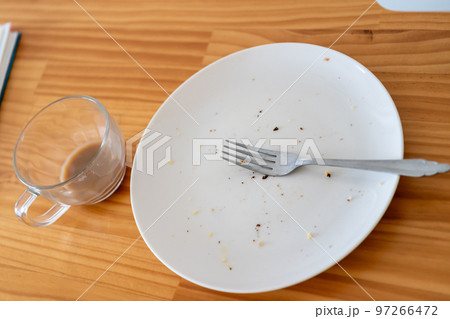 食事が終わった後のお皿 97266472