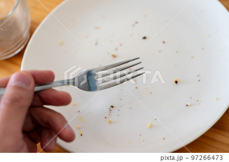 食事が終わった後のお皿 97266473