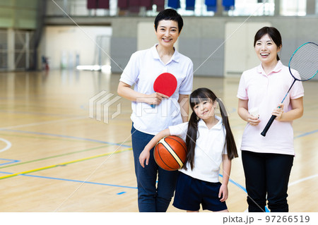 スポーツを楽しむ女性 97266519