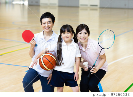 スポーツを楽しむ女性 97266538