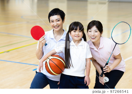 スポーツを楽しむ女性 97266541