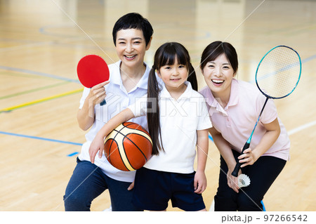 スポーツを楽しむ女性 97266542