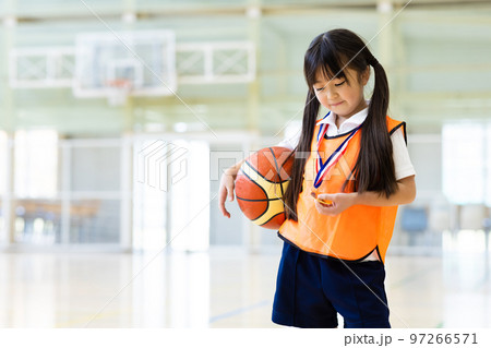 バスケットボールを楽しむ子供 97266571