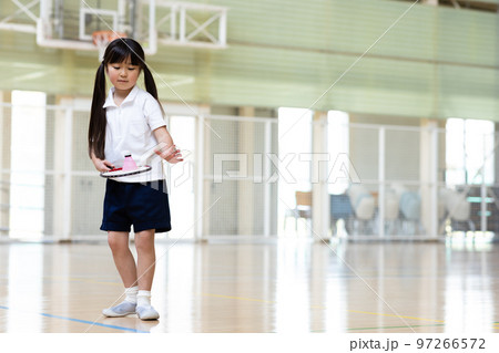 バドミントンを楽しむ子供 97266572