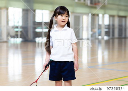 バドミントンを楽しむ子供 97266574