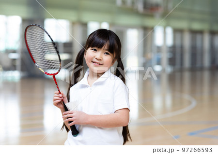 バドミントンを楽しむ子供 97266593