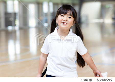バドミントンを楽しむ子供 バドミントンを楽しむ子供 97266595