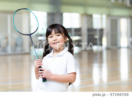 バドミントンを楽しむ子供 97266598