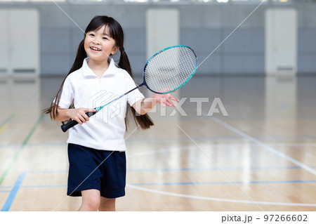 バドミントンを楽しむ子供 バドミントンを楽しむ子供 97266602