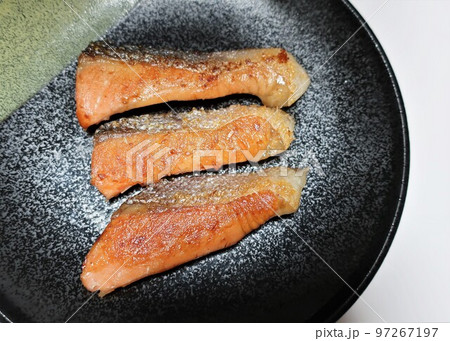 塩銀鮭 ハラミのおいしい焼き魚 塩銀鮭 ハラミのおいしい焼き魚 97267197
