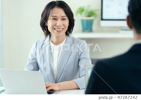 カウンセリングをするミドル女性 97267242