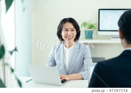 カウンセリングをするミドル女性 カウンセリングをするミドル女性 97267258