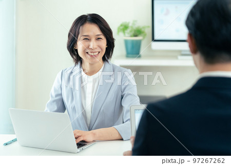 カウンセリングをするミドル女性 97267262