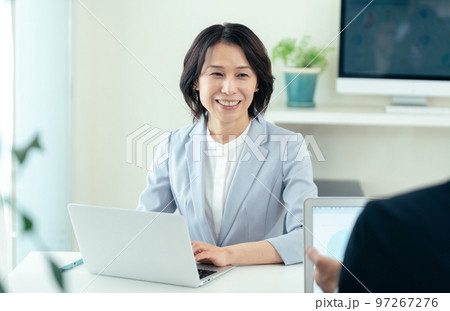 カウンセリングをするミドル女性 97267276