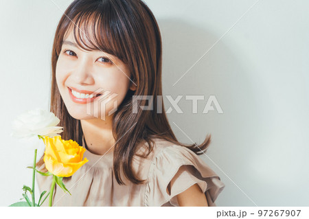 花を持つ女性 花を持つ女性 97267907