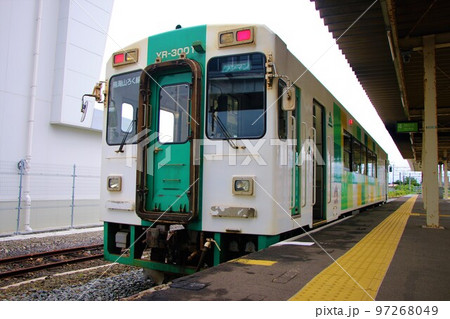 【由利高原鉄道】鳥海山ろく線羽後本荘駅に停車中のYR-3000形 【由利高原鉄道】鳥海山ろく線羽後本荘駅に停車中のYR-3000形 97268049