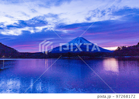 （山梨県）朝焼けが美しい・精進湖から望む富士山 97268172