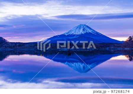 (山梨県)朝焼けが美しい・精進湖から望む富士山 (山梨県)朝焼けが美しい・精進湖から望む富士山 97268174